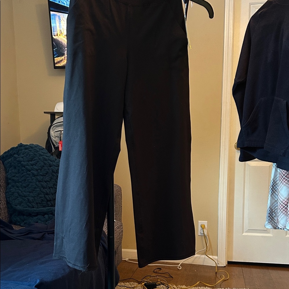 Kids Medium 7/8 Wide Leg Black Activewear Pants with front pockets